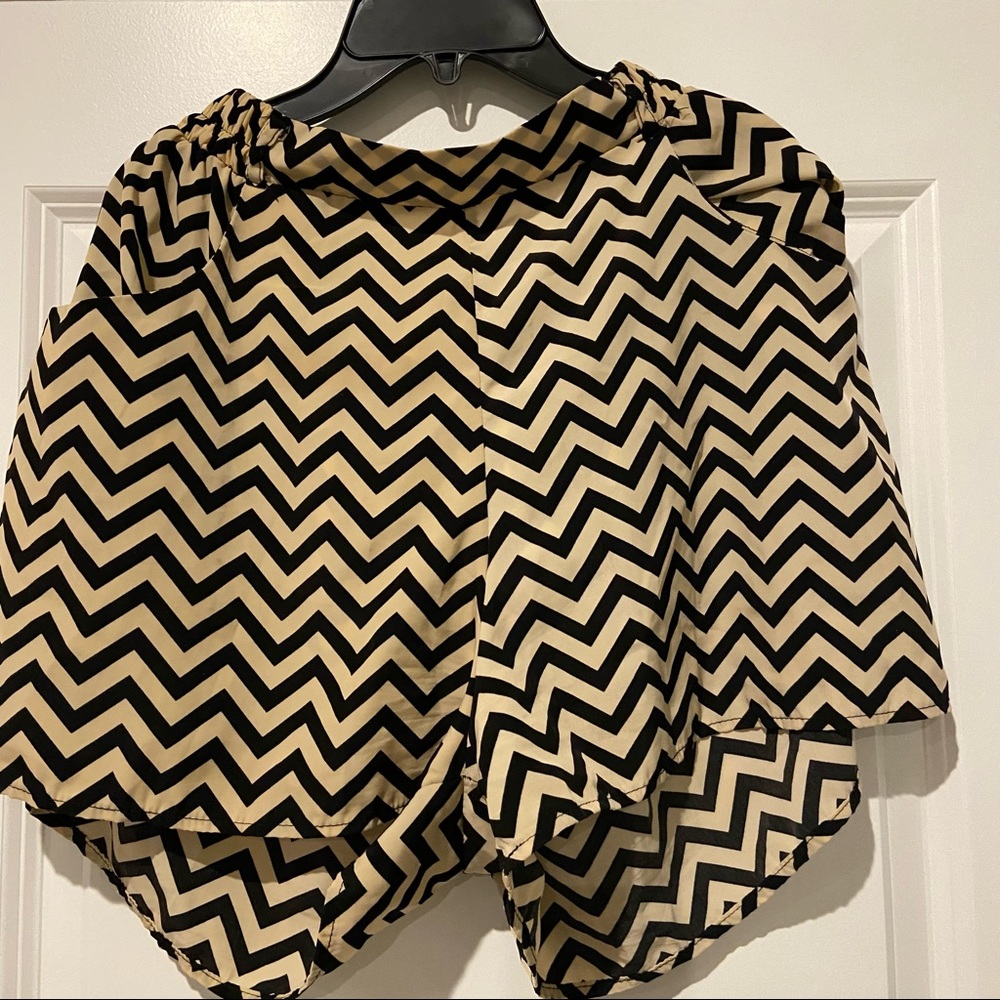 Chevron flexible shorts with pockets in Medium from Everly.